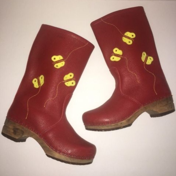 red clog boots